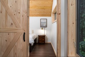 2 habitaciones, escritorio y tabla de planchar con plancha 