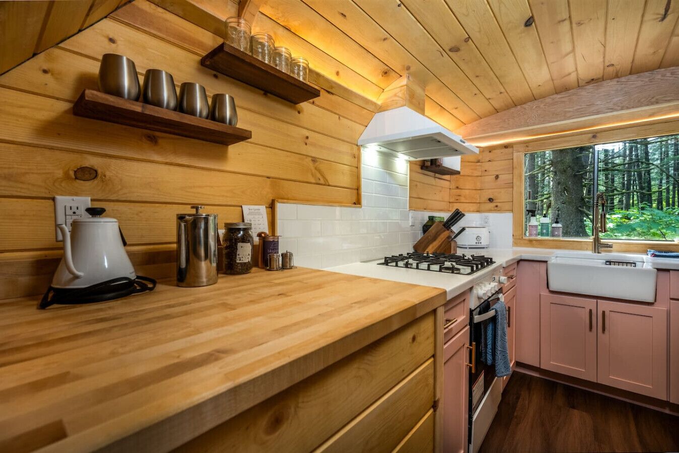 Fridge, oven, stovetop, coffee/tea maker