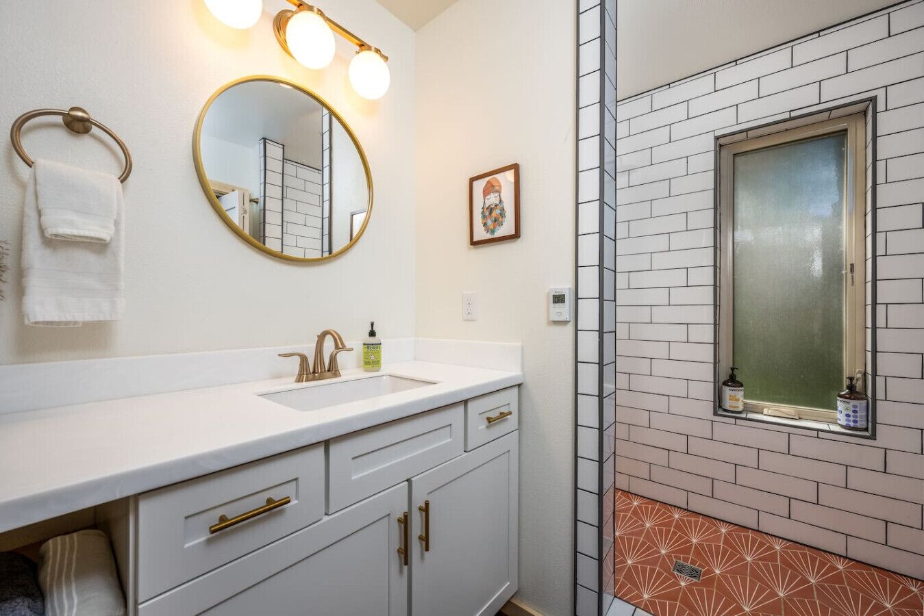 Amenidades de baño ecológicas, secadora de cabello, toallas 