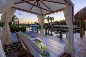Terrace/patio - Kayaks, Boat Dock, Heated Pool & Spa, Outside Kitchen, Tiki Hut - Villa Pedro - Roelens Vacations (Cape Coral)