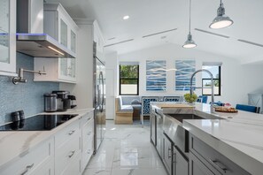 Refrigerador, microondas, horno, placa de cocina