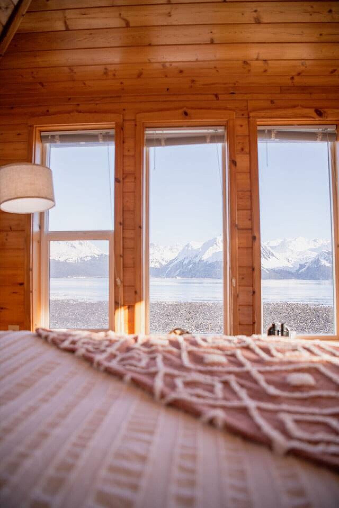 1 habitación, tabla de planchar con plancha y cuna de viaje 