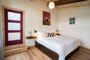 1 soverom, skrivebord, strykejern/-brett og reiseseng for barn