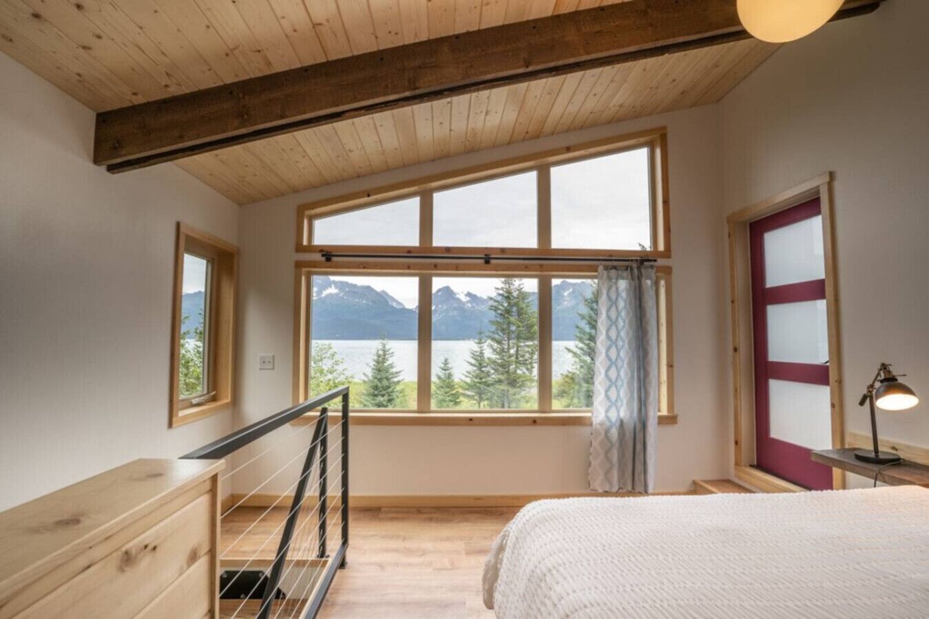 1 makuuhuone, työpöytä, silitysrauta/-lauta, vauvan matkasänky