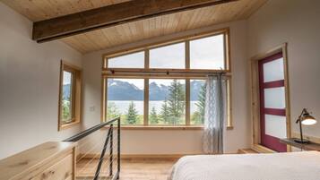 1 makuuhuone, työpöytä, silitysrauta/-lauta, vauvan matkasänky