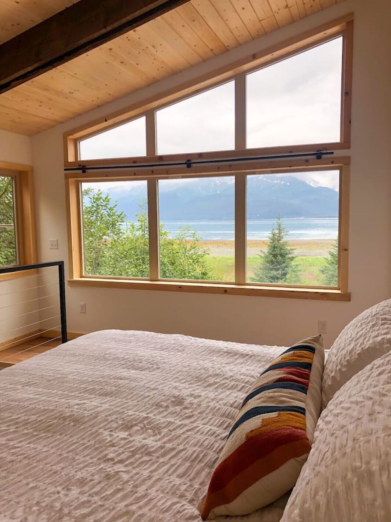 1 chambre, bureau, fer et planche à repasser, lit parapluie