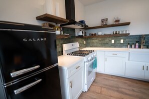 Fridge, oven, stovetop, coffee/tea maker