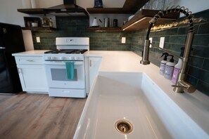 Kjøleskap, ovn, kokeplater og kaffetrakter/tekoker