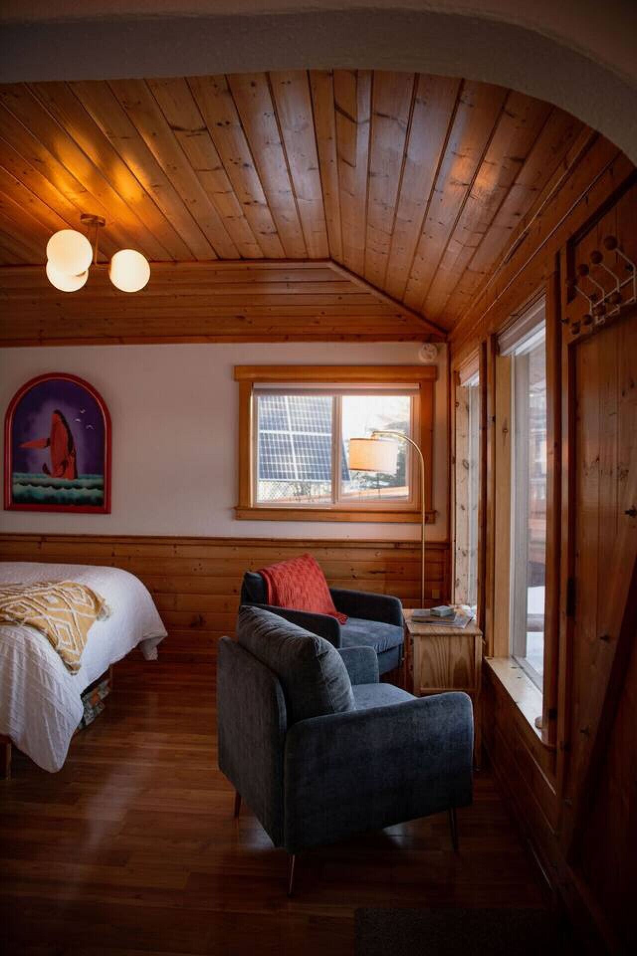 1 chambre, bureau, fer et planche à repasser, lit parapluie