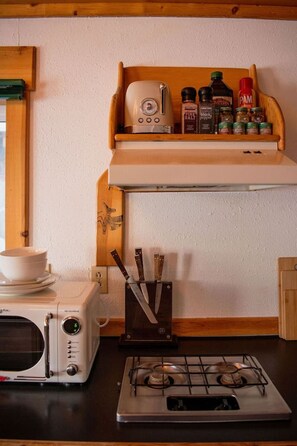 Fridge, microwave, stovetop, coffee/tea maker - Rustic Roots Seaside Cardinal Cabin (Seward)