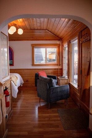 1 soverom, skrivebord, strykejern/-brett og reiseseng for barn