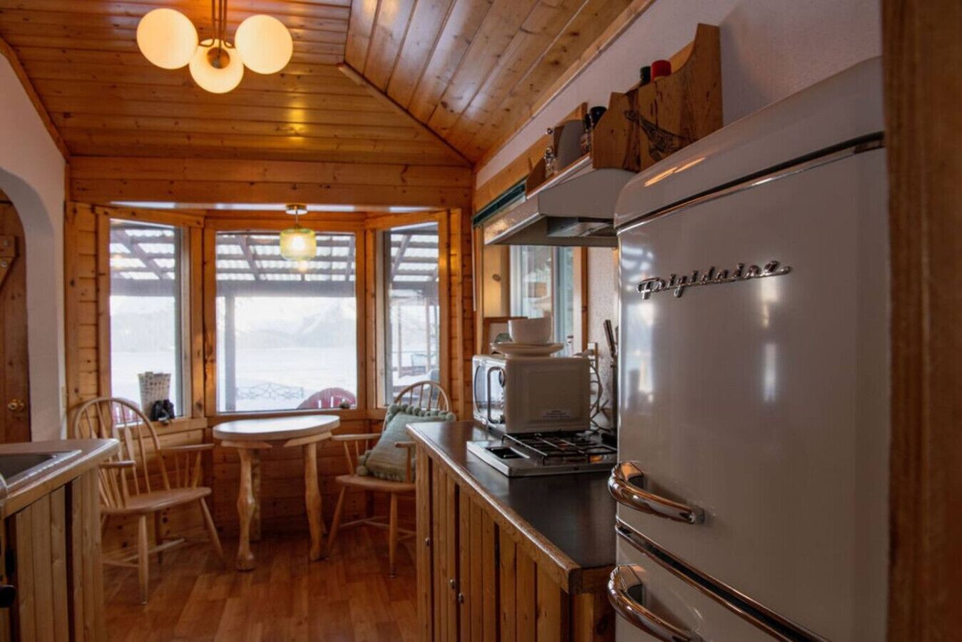 Kühlschrank, Mikrowelle, Herdplatte, Wasserkocher mit Kaffee-/Teezubehör