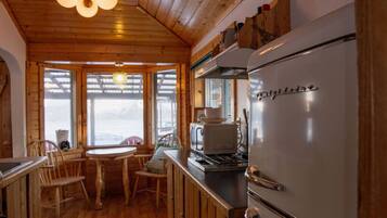 KylskÄp, mikrovÄgsugn, spishÀll och kaffe- och tebryggare