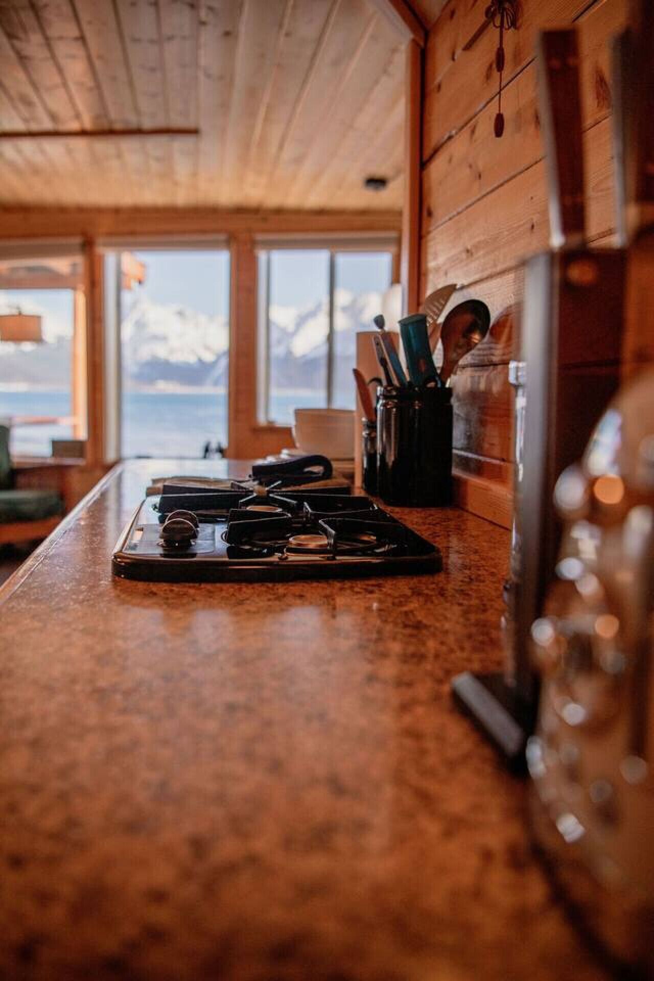 Kühlschrank, Mikrowelle, Herdplatte, Wasserkocher mit Kaffee-/Teezubehör