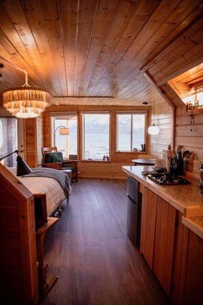 1 habitación, escritorio, tabla de planchar con plancha y cuna de viaje 