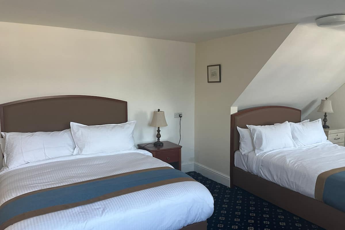 Quadruple Room | Työpöytä, äänieristys, silitysrauta/-lauta, vuodevaatteet