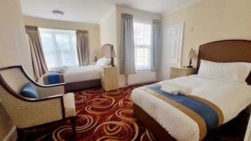 Basic Triple Room | Desk, soundproofing, iron/ironing board, bed sheets