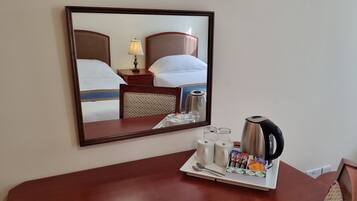 Twin Room | Desk, soundproofing, iron/ironing board, bed sheets