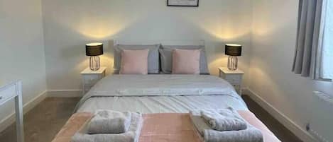 2 slaapkamers, een strijkplank/strijkijzer, reisbedje, wifi