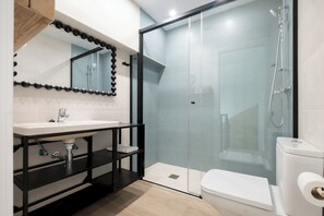 SĂšche-cheveux, serviettes fournies, papier toilette