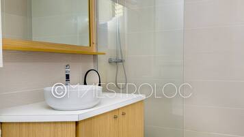 Classic Apartment | Bathroom | Towels