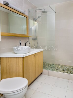 Classic Apartment | Bathroom