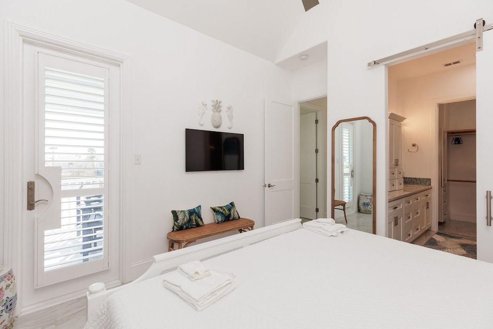 PetFriendly, Newly Built Unit w/ Private Patio & Hot Tub + Washer