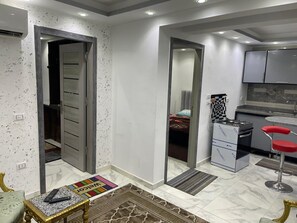 Apartment with Nile view | Coin séjour | Télévision LED de 40 pouces avec chaînes par satellite, cheminée