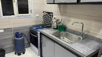 迷你雪櫃、微波爐、焗爐、爐具