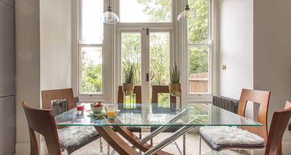 4-bed Flat in West London, Sleeps 8, 8 min to Tube