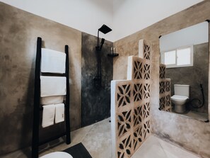 Small Double Room | Badeværelse | Bruser, hårtørrer, håndklæder, Sæbe