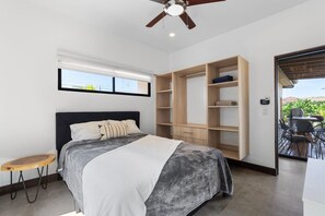 Tabla de planchar con plancha, wifi y ropa de cama