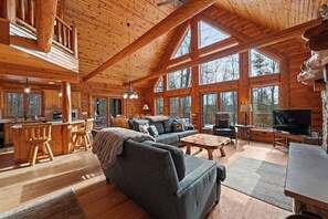 Smart TV, fireplace, DVD player - Log home in Fish Creek + Dog Friendly and Private lot! (Fish Creek)