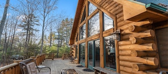 Log home in Fish Creek + Dog Friendly and Private lot!