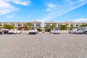 Exterior - near Eagle Beach * Pool view * BBQ * Smart TV (Noord)