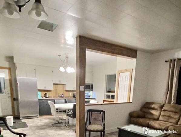 Smart TV, fireplace, ping pong