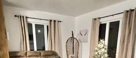 TV connectée, cheminée, table de tennis de table