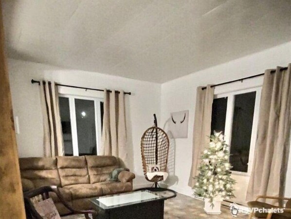 Smart TV, fireplace, ping pong