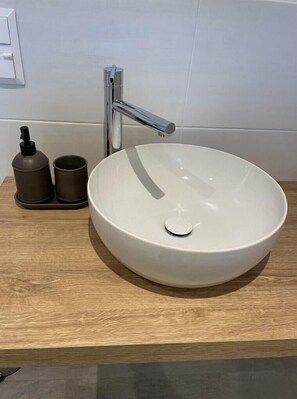 Douche, sèche-cheveux, serviettes fournies, savon