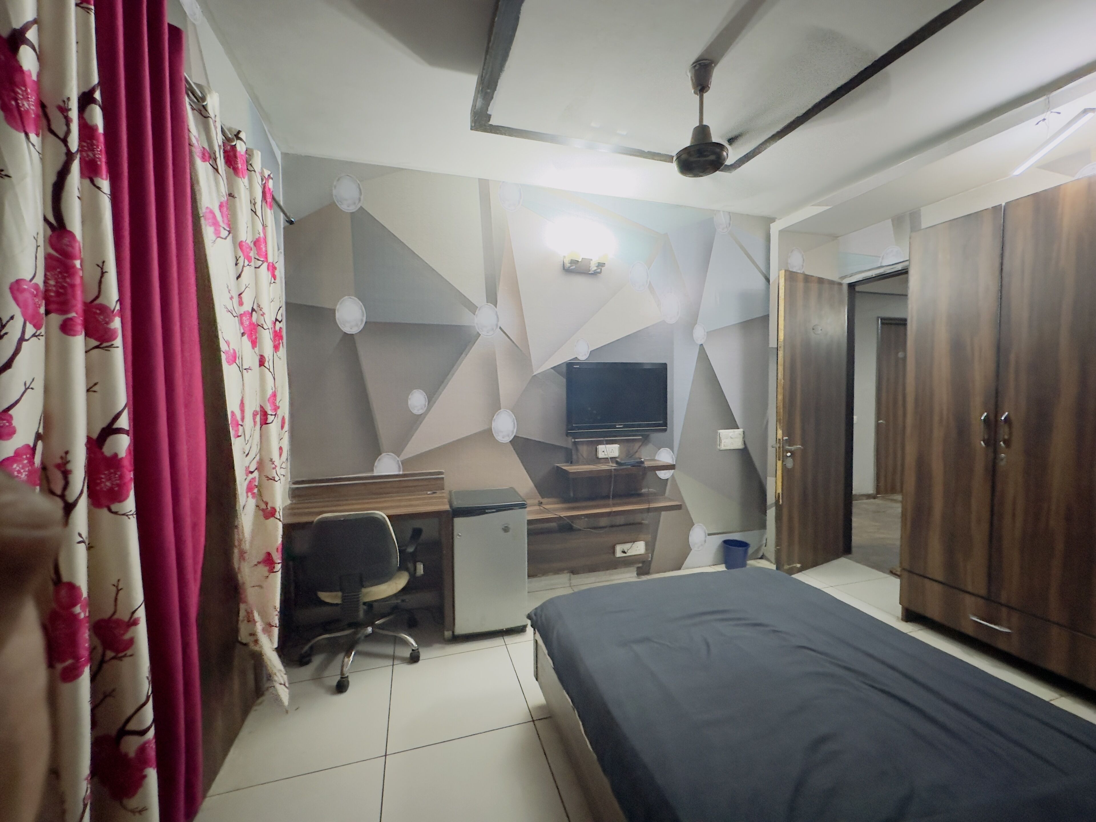 2 bedrooms, desk, WiFi, bed sheets