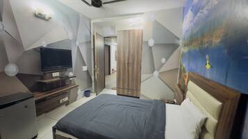 2 bedrooms, desk, WiFi, bed sheets