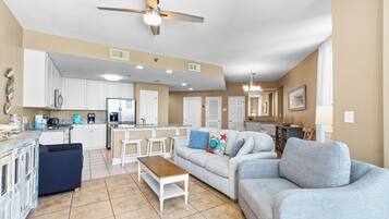 Condo conforto, 3 quartos, para não fumantes, vista para a praia | Sala de estar | Smart TV 64 polegadas com canais a cabo