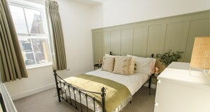 2 bedrooms, iron/ironing board, free WiFi, bed sheets - Stunning 2-bed Home in Lincoln by Renzo, Close to Lincoln Cathedral! (Lincoln)