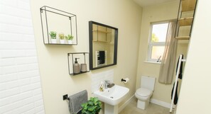 Towels - Stunning 2-bed Home in Lincoln by Renzo, Close to Lincoln Cathedral! (Lincoln)