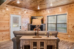 TV, caminetto, tavolo da calcetto