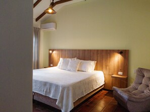 Egyptian cotton sheets, premium bedding, down duvets, in-room safe - Hotel Boutique La Casa de Piedra (Cali)