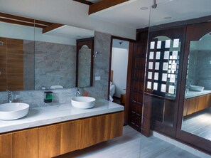 Habitación familiar | Baño | Regadera, regadera tipo lluvia, bidet, toallas 
