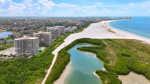 Un paysage urbain côtier avec de hauts immeubles, une plage et une rivière.