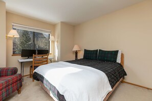 4 Schlafzimmer, Schreibtisch, Bügeleisen/Bügelbrett, WLAN