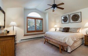3 bedrooms, iron/ironing board, Internet, bed sheets - Park Forest Bear’s Den Townhome: Private Hot Tub (Breckenridge)